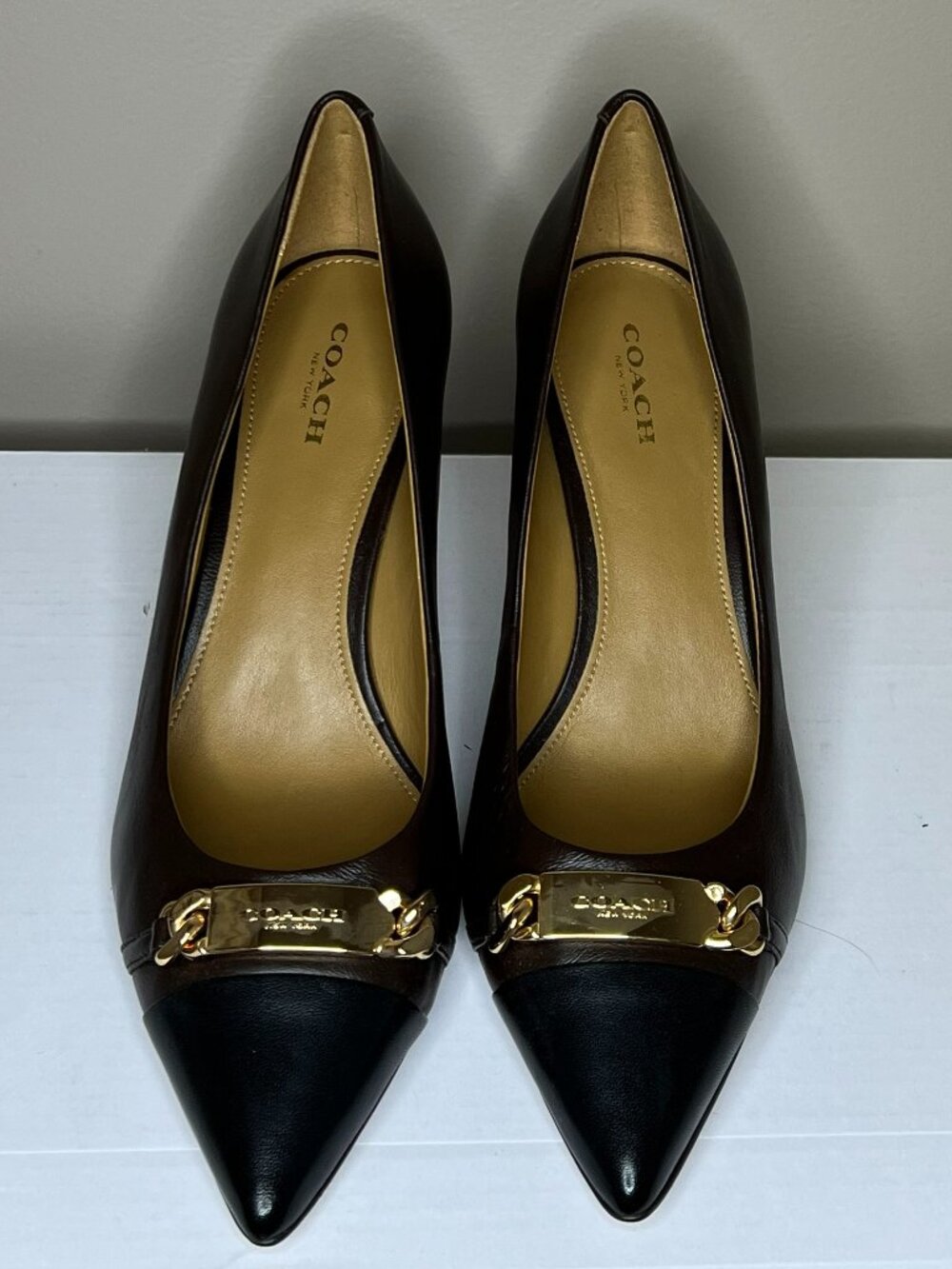 Coach Brown & Black Leather Cap Toe Pumps Gold Logo Chain Accent Women's 8.5